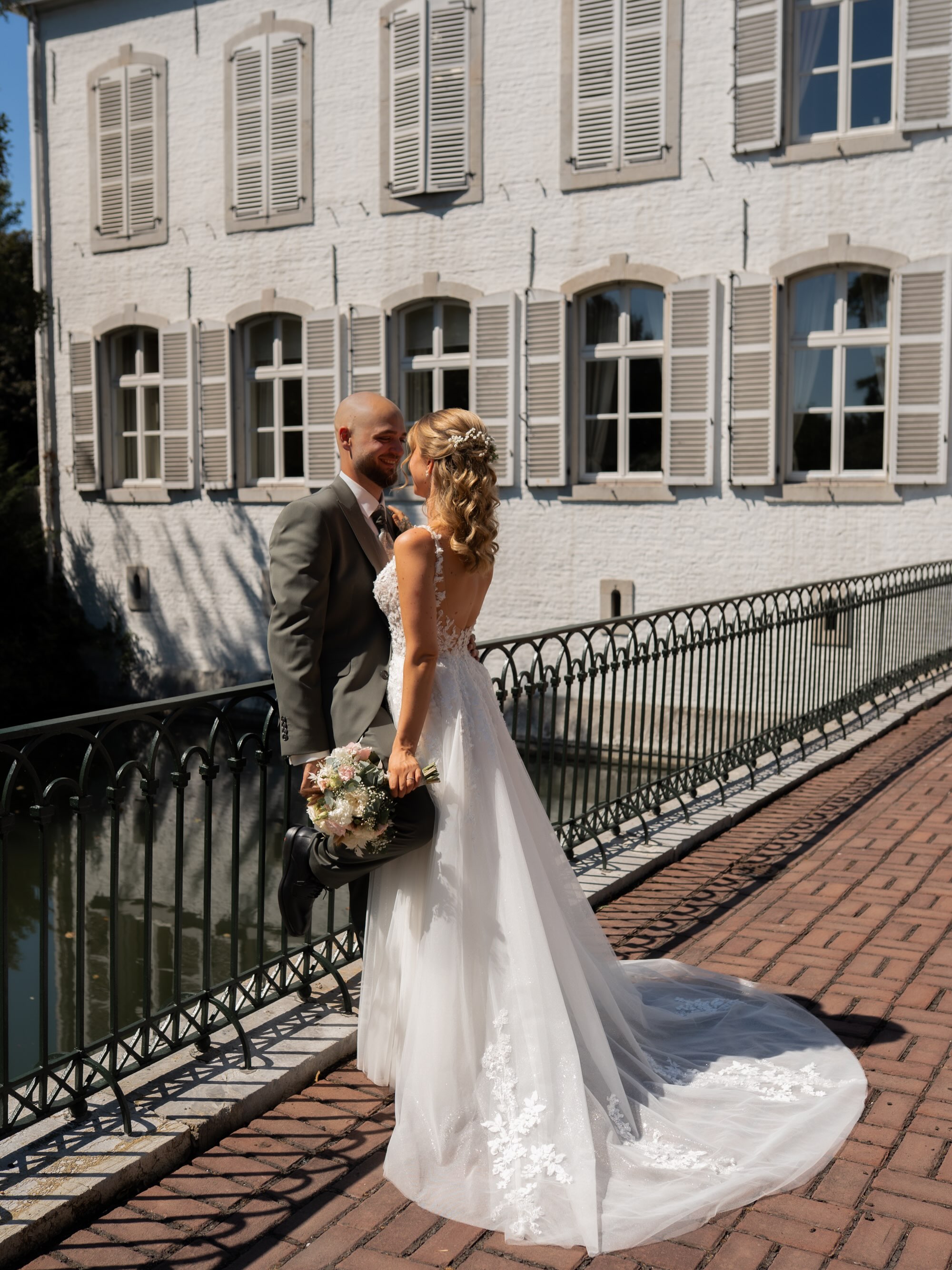 Eine freie Trauung @schlossrahe 🤍
Tavina & Tim haben sich im wunderschönen Schloss Rahe in Aachen das Ja-Wort gegeben – umgeben von ihren liebsten Menschen und in einer Atmosphäre, die einfach ganz besonders war ✨
Danke, dass ich euch an diesem besonderen Tag begleiten und eure Geschichte in Bildern festhalten durfte. 🤍
Location @schlossrahe
Torte @der_tortenbutler
#hochzeitsfotografinaachen #freietrauung #schlossrahe #hochzeitsfotografindueren hochzeitsfoto