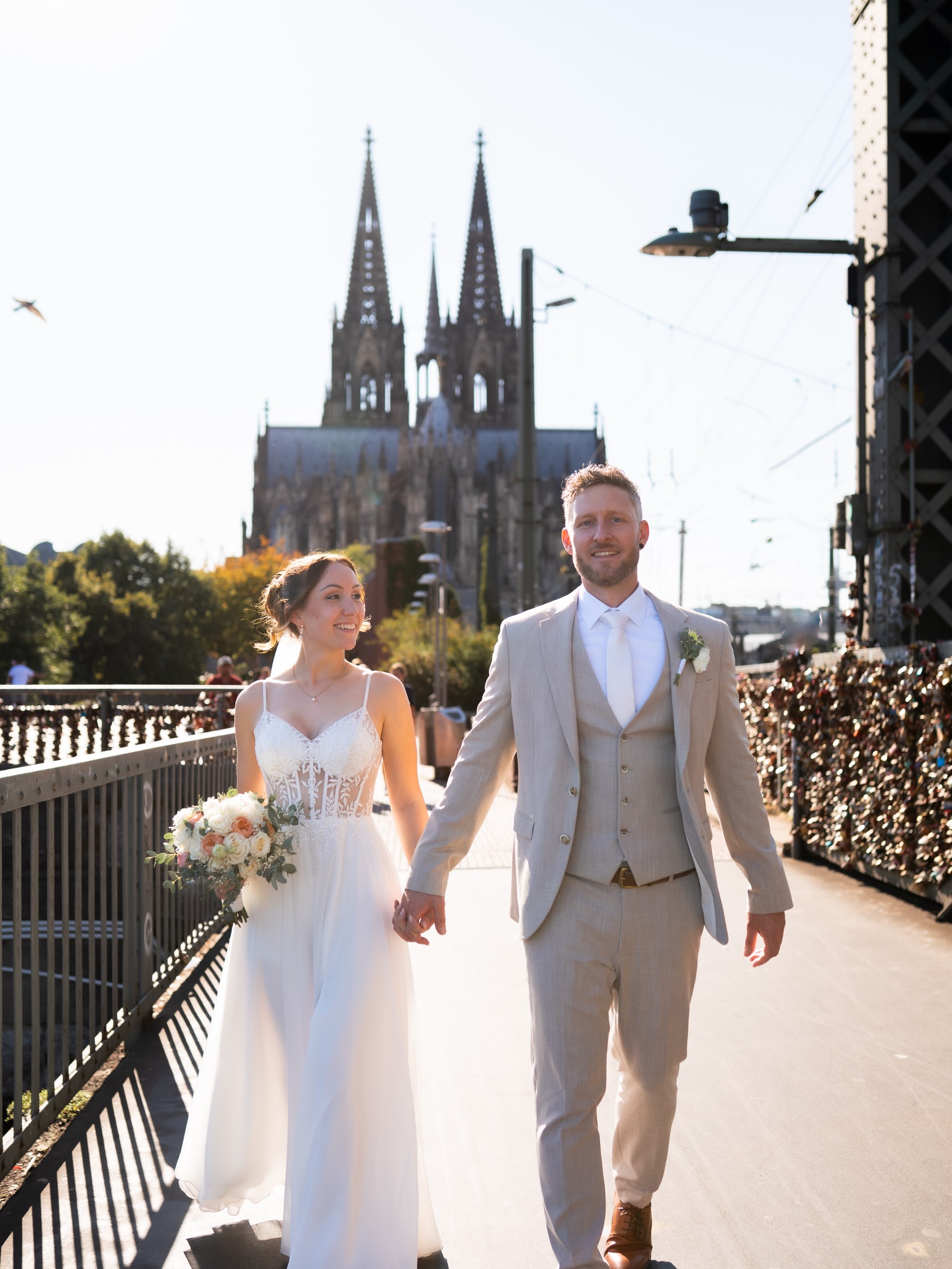 Eine standesamtliche Trauung in der wunderschönen Rentkammer am Heumarkt in Köln 🤍
Zwischen historischem Ambiente, ganz viel Liebe und den besonderen Momenten zu zweit durfte ich diese wunderschöne Hochzeit begleiten. Anschließend ging es für ein entspanntes Paarshooting durch Köln – mit ganz viel Zeit für Nähe, Lachen und echte Emotionen. ✨
Danke euch beiden 🤍
#hochzeitsfotografköln #hochzeitsfotografinaachen #rentkammerköln #standesamtlichetrauung #standesamtköln