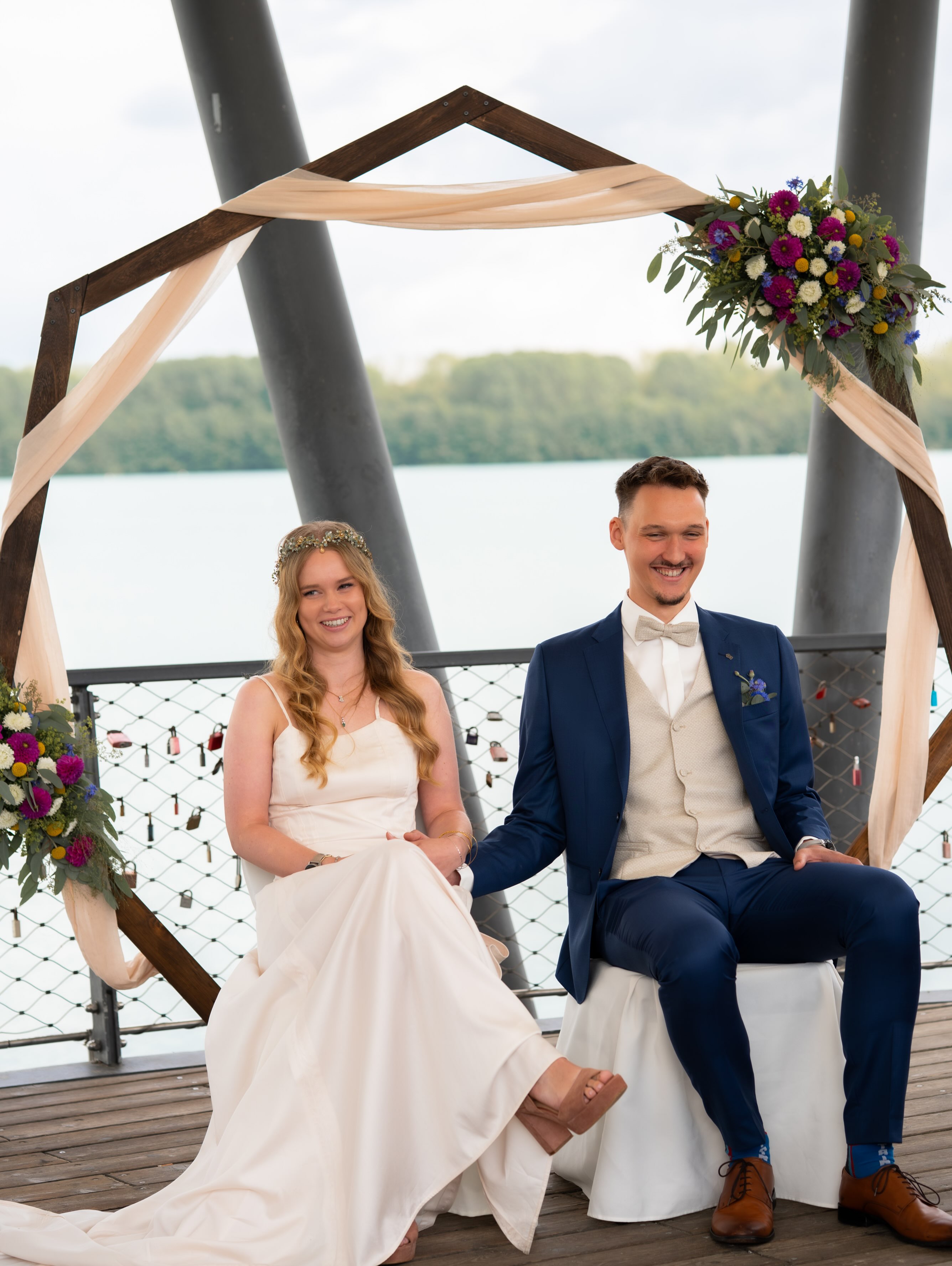 Was für ein wunderschöner Tag am Blausteinsee! 🤍
Vor Kurzem durfte ich Ester & Simon bei ihrer freien Trauung begleiten 🕊️
Zwischen ganz viel Lachen, emotionalen Momenten und einer wunderbar lockeren Stimmung durfte ich unzählige besondere Augenblicke für die beiden festhalten.
Danke euch beiden für euer Vertrauen 📸✨
Freie Trauung @lisas_ehrenworte
#hochzeitsfotografdueren #freietrauung #blausteinsee #hochzeitsfotografie #seehaus53