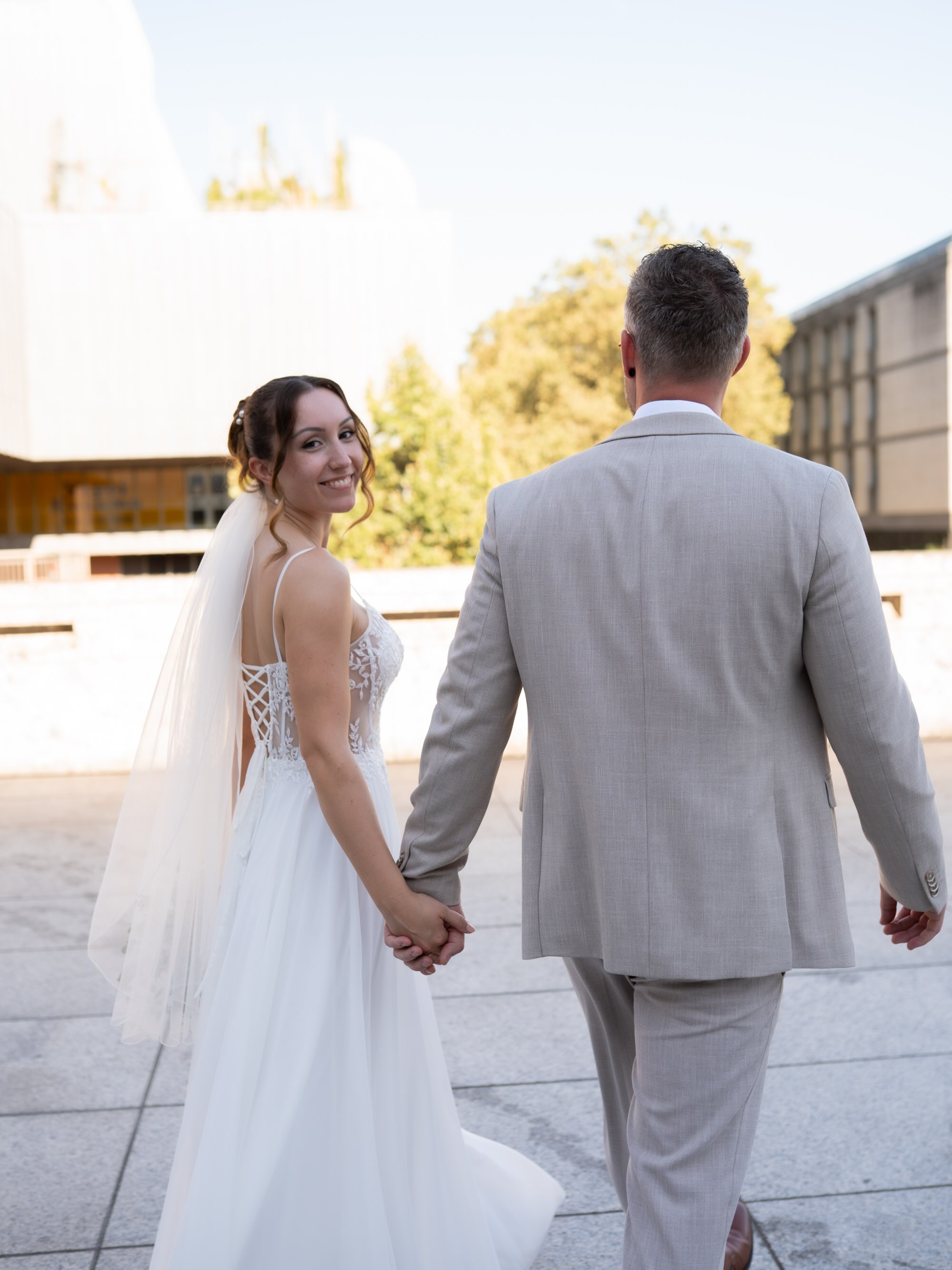 Gemeinsam in einen neuen Lebensabschnitt – voller Liebe, Vertrauen und ganz besonderer Momente. 🤍✨
#hochzeitsfotografaachen #köln #dueren #standesamtköln #hochzeitsfotografdüren