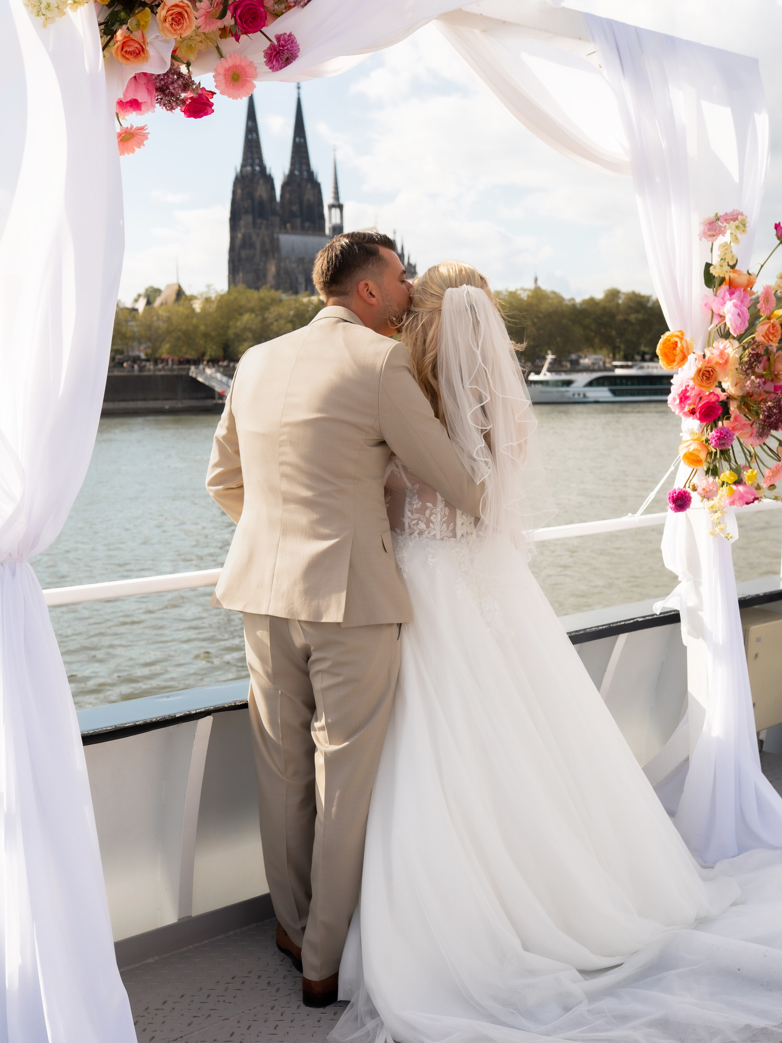 Freie Trauung @kd.rheinschiffahrt in Köln! ⚓️💍
Eine Traumkulisse, Gänsehaut unter dem Traubogen und die Skyline von Köln im Hintergrund. Für M & P durfte ich diese wunderbare Schiffs-Hochzeit begleiten❤️
Danke, dass ich dabei sein durfte!
@deko_weber
@kd.rheinschiffahrt
#HochzeitsfotografKöln #FreieTrauungKöln #HochzeitAufDemSchiff #hochzeitsfotografaachen