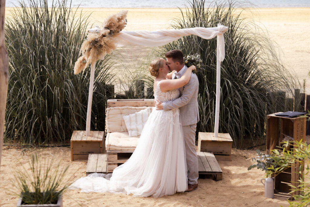 Pakete kuss-nach-trauung-am-strand